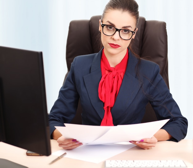 Jolie femme d'affaires travaillant au bureau