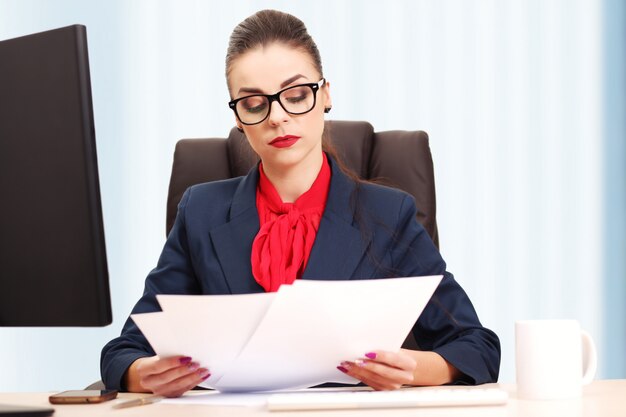 Jolie femme d'affaires travaillant au bureau