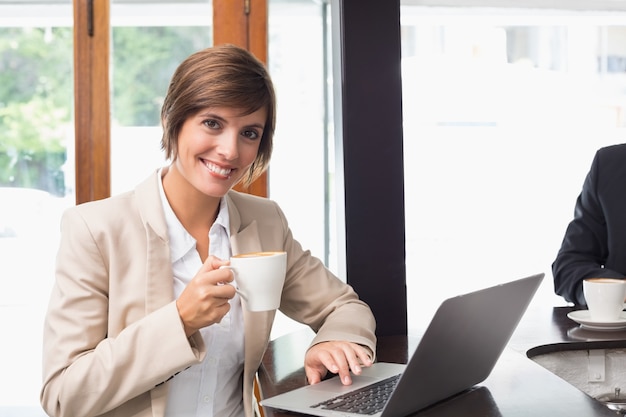 Jolie femme d&#39;affaires travaillant sur sa pause