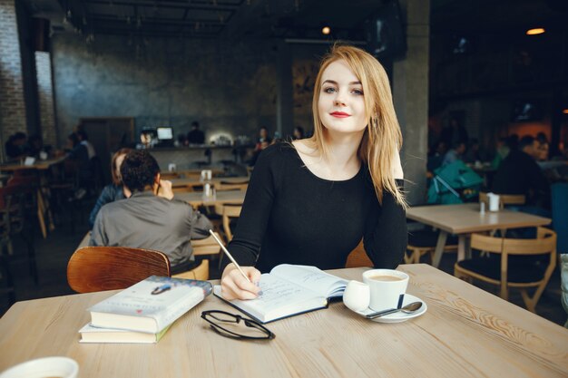 Jolie femme d&#39;affaires