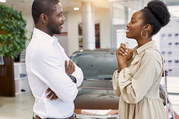 Jolie femme africaine demande à son mari d'acheter une voiture