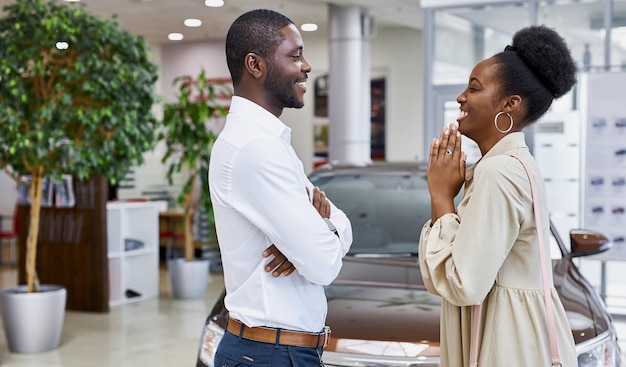 Jolie femme africaine demande à son mari d'acheter une voiture