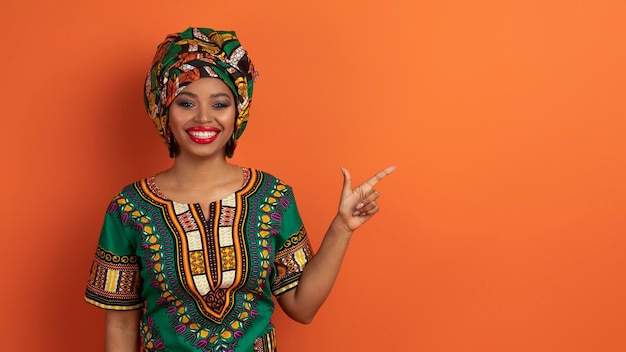 Photo jolie femme africaine montrant un espace de copie pour la publicité