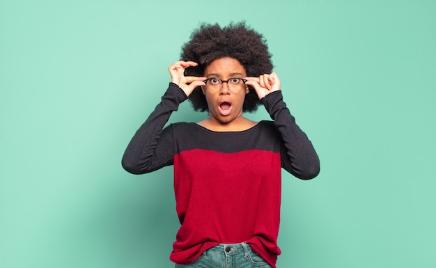 jolie femme afro-américaine contre un mur isolé