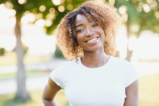 Jolie femme afro-américaine dans le parc