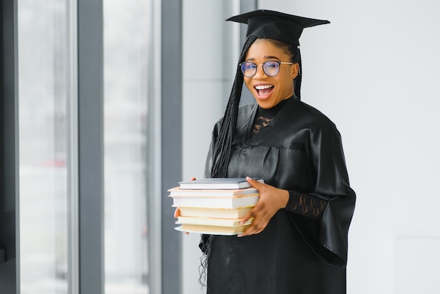 Une jolie femme afro-américaine diplômée