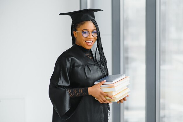 Une jolie femme afro-américaine diplômée