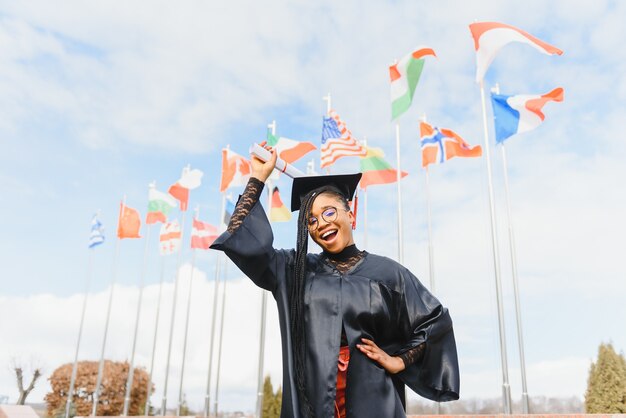 Une jolie femme afro-américaine diplômée