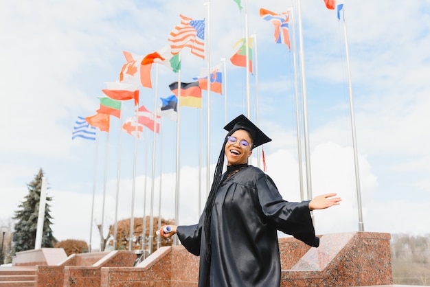 Une jolie femme afro-américaine diplômée