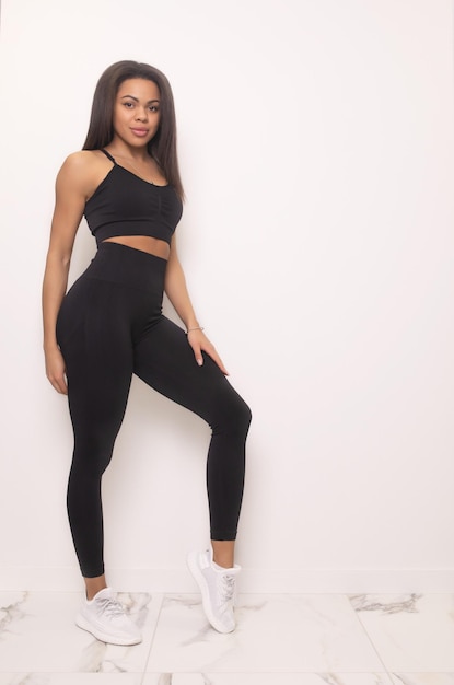 Jolie femme afro-américaine noire en leggings et tenue de fitness supérieure