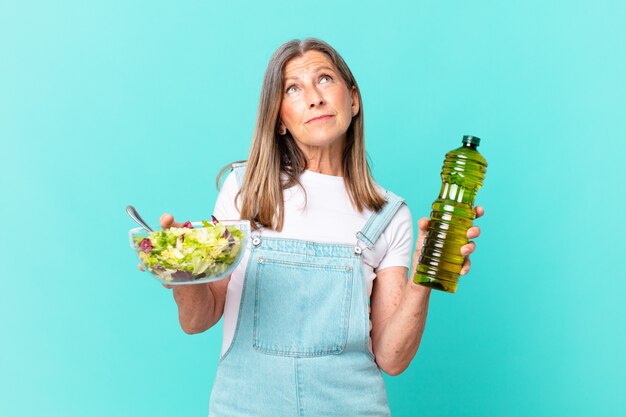 Jolie femme d'âge moyen ayant une salade.