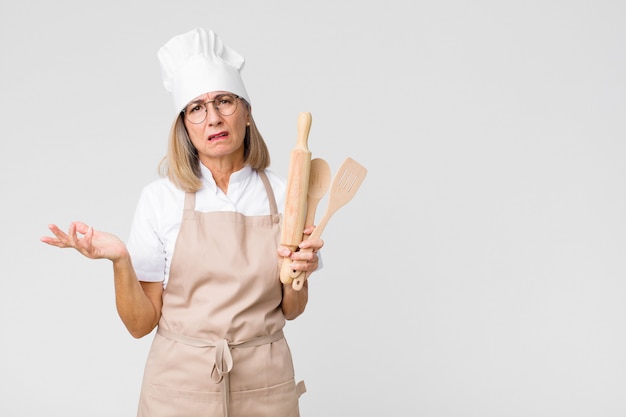 Jolie femme d'âge moyen boulanger