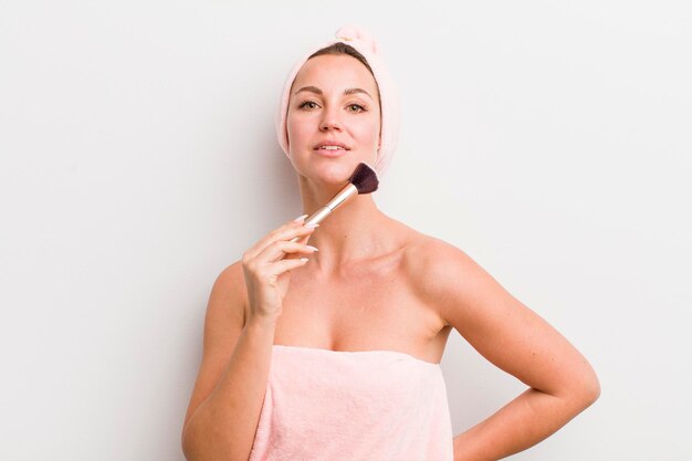 Jolie femme d'âge moyen avec chapeau et tenant une glace. concept d'été