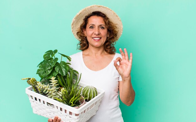 Jolie femme d'âge moyen avec concept de jardinage de plantes