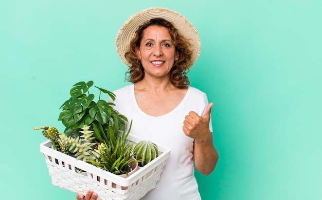 Jolie femme d'âge moyen avec concept de jardinage de plantes
