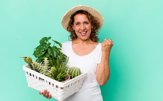 Jolie femme d'âge moyen avec concept de jardinage de plantes