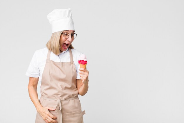 Jolie femme d'âge moyen avec une glace