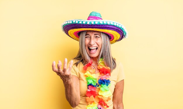 Jolie femme d'âge moyen qui a l'air en colère, agacée et frustrée. concept de fête mexicaine