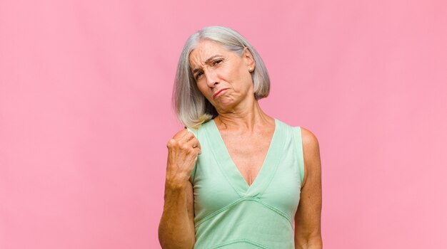 Jolie femme d'âge moyen à la recherche de stress