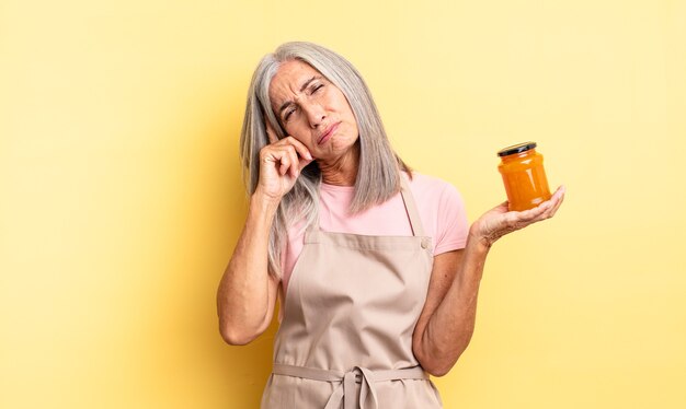 Jolie femme d'âge moyen se sentant ennuyée, frustrée et endormie après une période fastidieuse. confiture de pêche