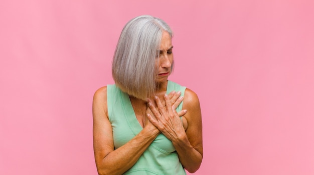 Jolie femme d'âge moyen se sentant fatiguée, stressée, anxieuse, frustrée et déprimée, souffrant de douleurs thoraciques