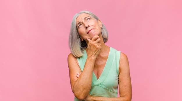 Jolie femme d'âge moyen se sentant fière, arrogante et confiante, l'air satisfaite et réussie, pointant vers soi