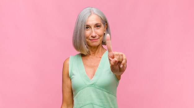 Jolie Femme D'âge Moyen Se Sentant Heureuse Et Réussie, Souriante Et Applaudissant, Disant Félicitations Avec Applaudissements