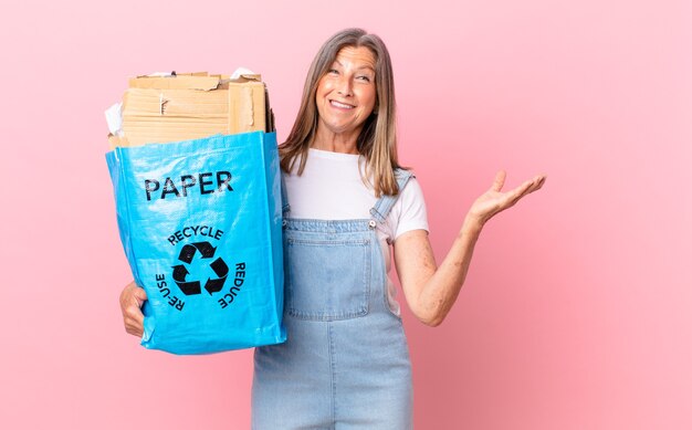 Jolie femme d'âge moyen se sentant heureuse, surprise de réaliser une solution ou une idée de recyclage de carton concept