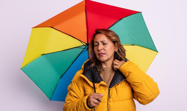 Jolie femme d'âge moyen se sentant stressée, anxieuse, fatiguée et frustrée. concept de parapluie