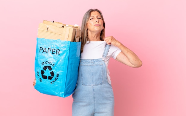 Jolie femme d'âge moyen se sentant stressée, anxieuse, fatiguée et frustrée concept de recyclage de carton