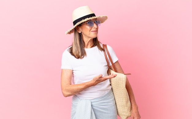 Jolie Femme D'âge Moyen Souriant Joyeusement, Se Sentant Heureuse Et Montrant Un Concept. Concept D'été