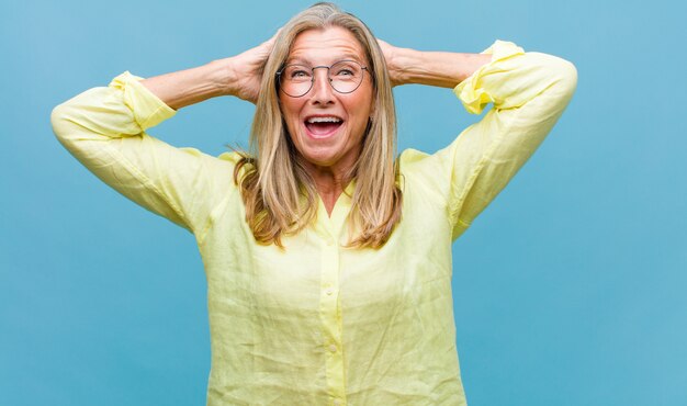 Photo jolie femme d'âge moyen à la stress et frustré, travaillant sous pression avec un mal de tête et troublé par des problèmes