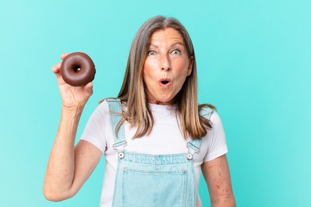 Jolie femme d'âge oisif avec un beignet