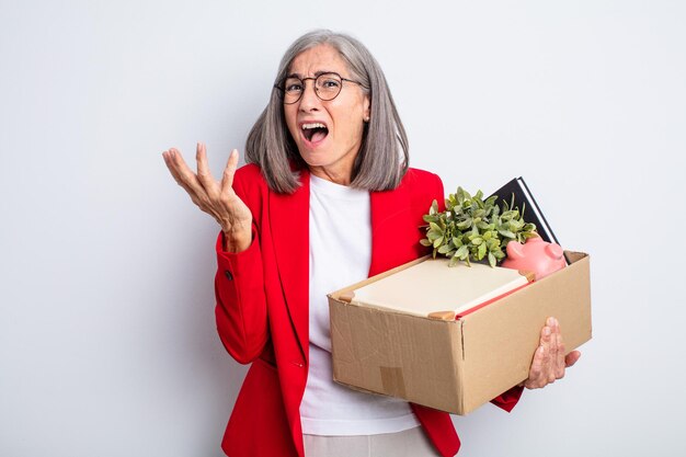 Jolie femme âgée à la recherche désespérée, frustrée et stressée. notion de licenciement