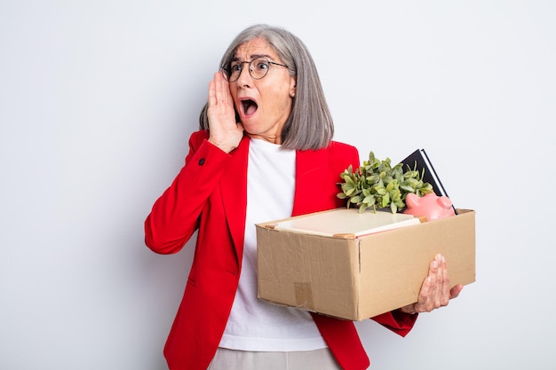 Jolie femme âgée se sentant heureuse, excitée et surprise. notion de licenciement