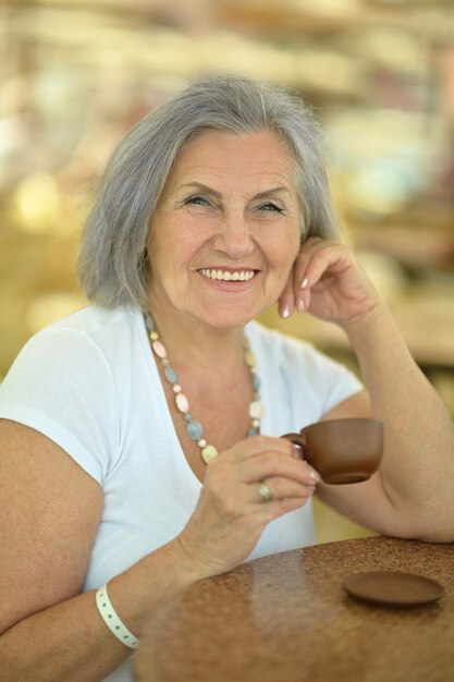 Photo jolie femme âgée avec une tasse de café