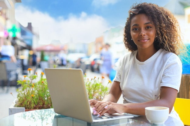 Jolie femme à l'aide d'un ordinateur portable dans un café