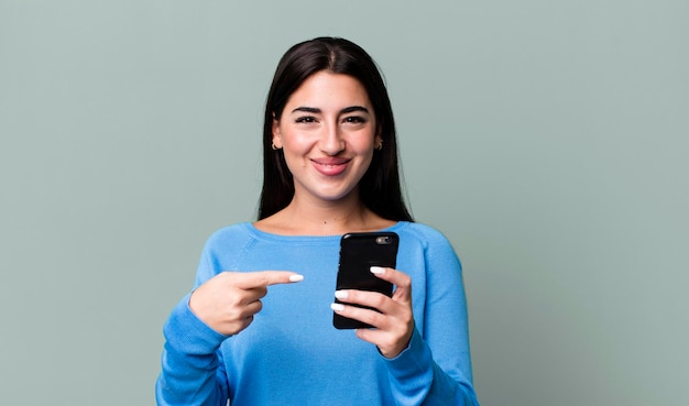 Jolie femme à l'aide d'un smartphone
