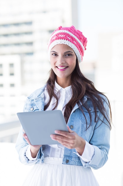 Jolie femme à l&#39;aide de son tablet pc