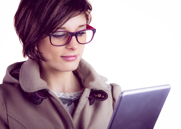 Jolie femme à l&#39;aide de son tablet pc