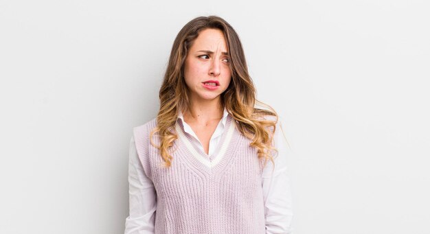 Jolie femme à l'air inquiète, stressée, anxieuse et effrayée, paniquant et serrant les dents