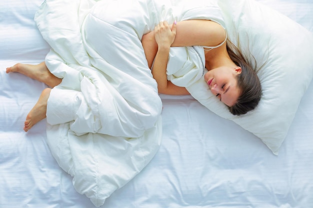 Jolie femme allongée sur son lit à la maison