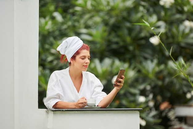 Jolie femme appréciant le café du matin