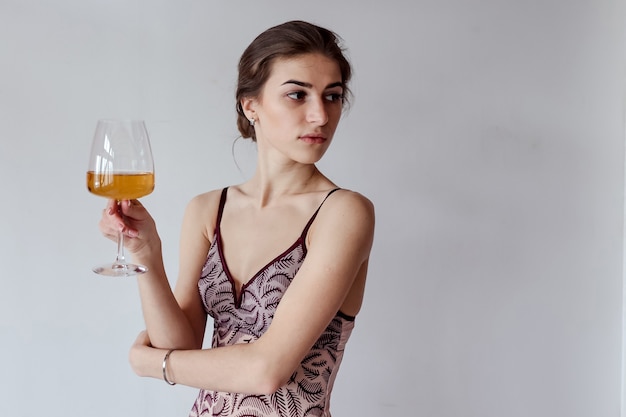 Jolie femme appréciant un verre de vin blanc