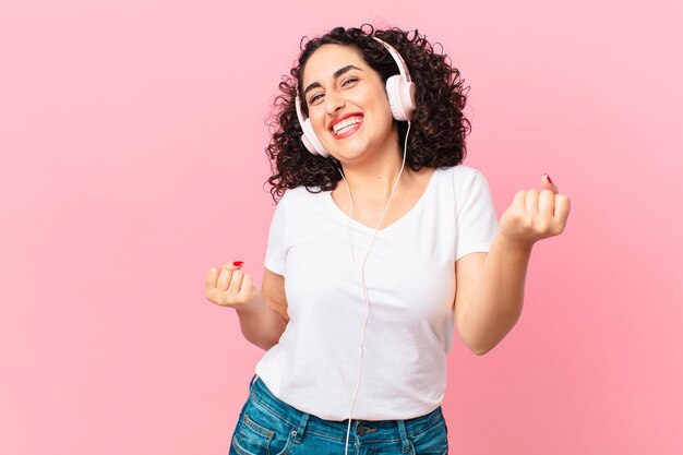 Jolie femme arabe avec un casque