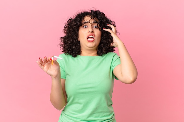 Jolie femme arabe criant avec les mains en l'air. concept non fumeur