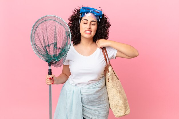 Jolie femme arabe se sentant stressée, anxieuse, fatiguée et frustrée par les lunettes. concept de pêcheur