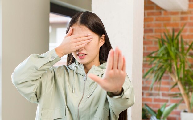 Jolie femme asiatique au nouvel intérieur de la maison