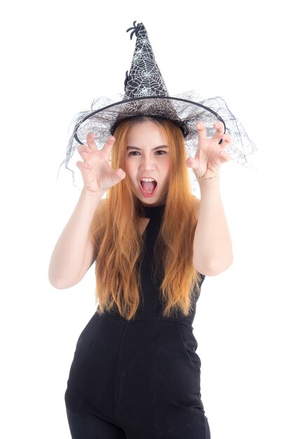 Jolie femme asiatique en Body noir portant un chapeau de sorcière pour le festival d'Halloween isolé sur fond blanc.