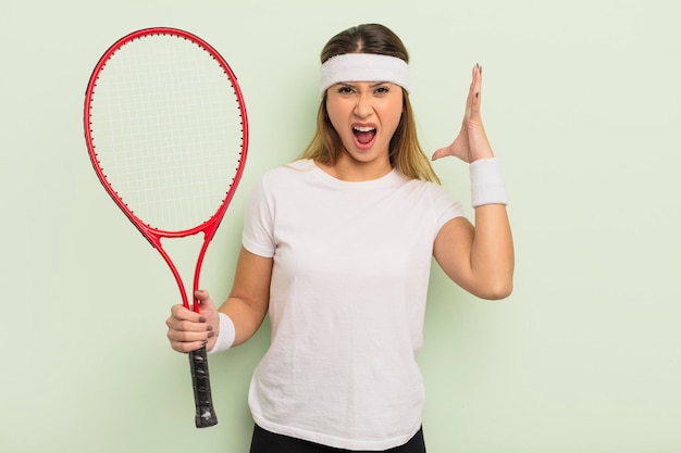 Jolie femme asiatique criant avec les mains dans le concept de tennis aérien